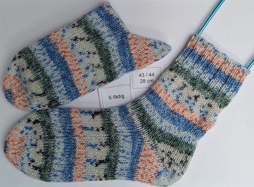 Handgestrickte socken - handgestrickte,