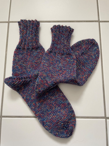 Warme handgestrickte socken - handgestrickte,